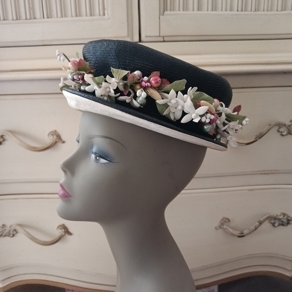RARE AND STUNNING VINTAGE 1930S/ 40S BLACK STRAW HAT W/ VTG FLORALS AND FRUIT ! main image 12